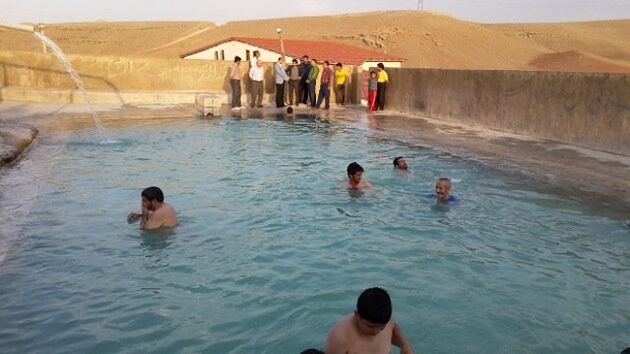 چشمه‌های آبگرم دهلران؛ سفر و درمان در انعکاس رنگ‌ها