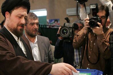 یادگار امام رای خود را به صندوق انداخت
