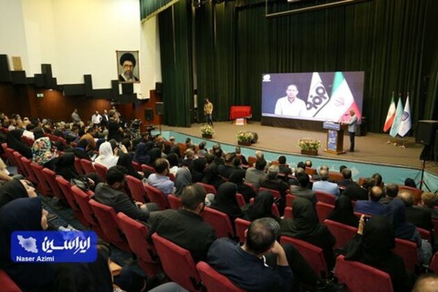 شرکت فولاد مبارکه تندیس و لوح جشنواره خیر مهارت را دریافت کرد