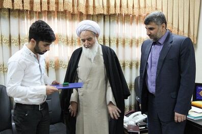  اهدا هدیه رهبری به سعید مرادی