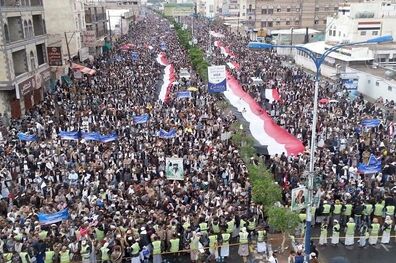 تجمع گسترده مردم یمن به مناسبت دو سال «مقاومت» در برابر سعودی ها