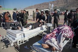  اولین مرحله عملیات  جستجو و نجات و خارج کردن مجروحان از زیر آوار زلزله کرمانشاه در حال انجام است 