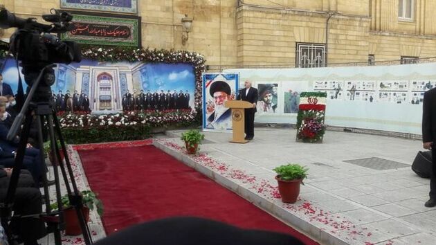 ظریف از خانواده‌های شهدای وزارت امورخارجه قدردانی کرد