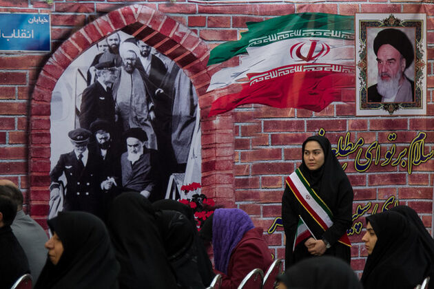 نواخته شدن «زنگ انقلاب» در مدرسه ای در تهران