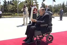 بوتفلیقه زنده است
