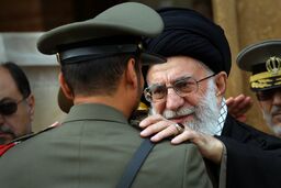 دانشگاه افسری امام علی(ع) ارتش به افتخار دریافت پرچم و نشان فداکاری نایل می‌شود