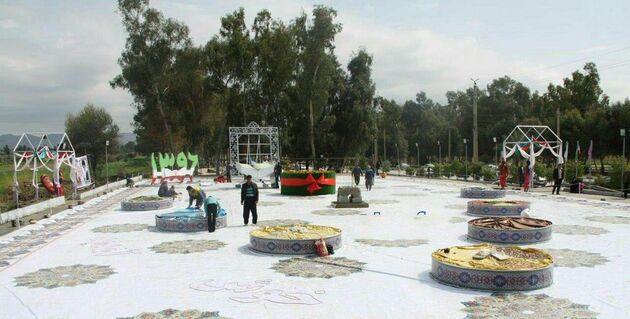 بزرگترین سفره هفت سین طبیعی جهان در شهر مرزی قصرشیرین پهن شد