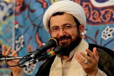 بعضی افراد در این مملکت سازش با دشمن را ریل‌گذاری می‌کنند