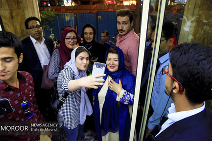 اکران فیلم زیر سقف دودی با حضور عوامل فیلم