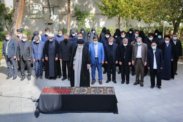 اقامه نماز رهبری بر پیکر همسر شهید آیت‌الله مطهری